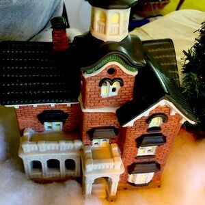 Dickens Keepsake Porcelain lighted house One of a set.